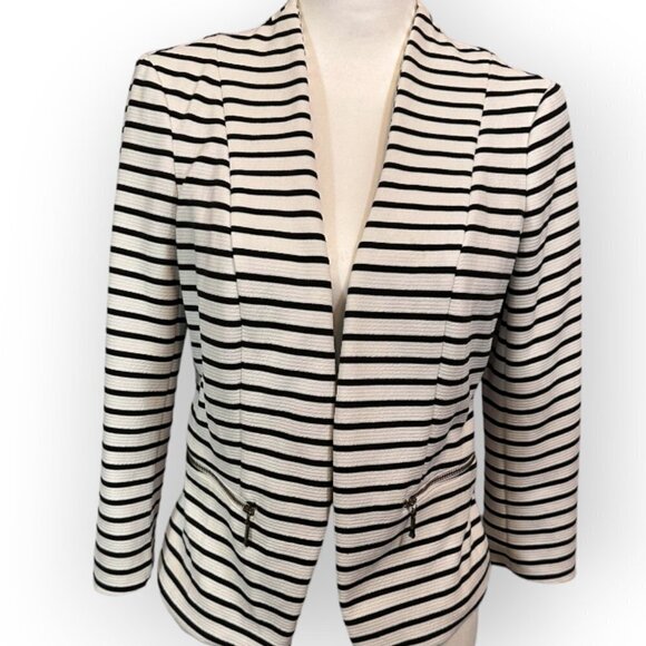 Roz & Ali Jackets & Blazers - Roz & Ali Women's Black and White Striped Blazer Zipper detail on front Size S